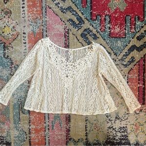HOLLISTER Ivory lace Crop top 3/4 Sleeve V Neck M